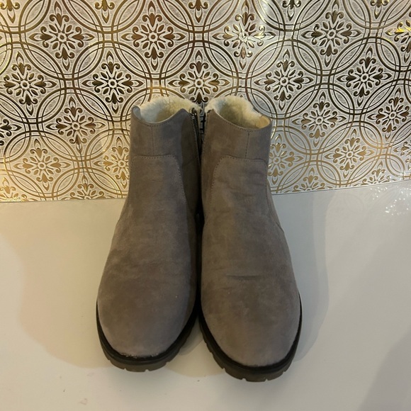 Serra Women’s Ankle Booties. Size 9. Zip closure. Preowned. Good condition. - Picture 2 of 8
